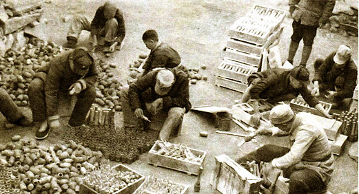 壹定发集团的前身华兴铁工厂降生，，，，，，后生长为徐州重型机械厂