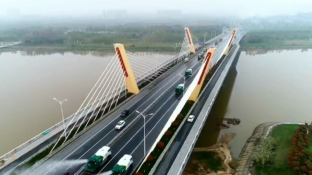 壹定发环卫装备在六安赤壁路大桥作业