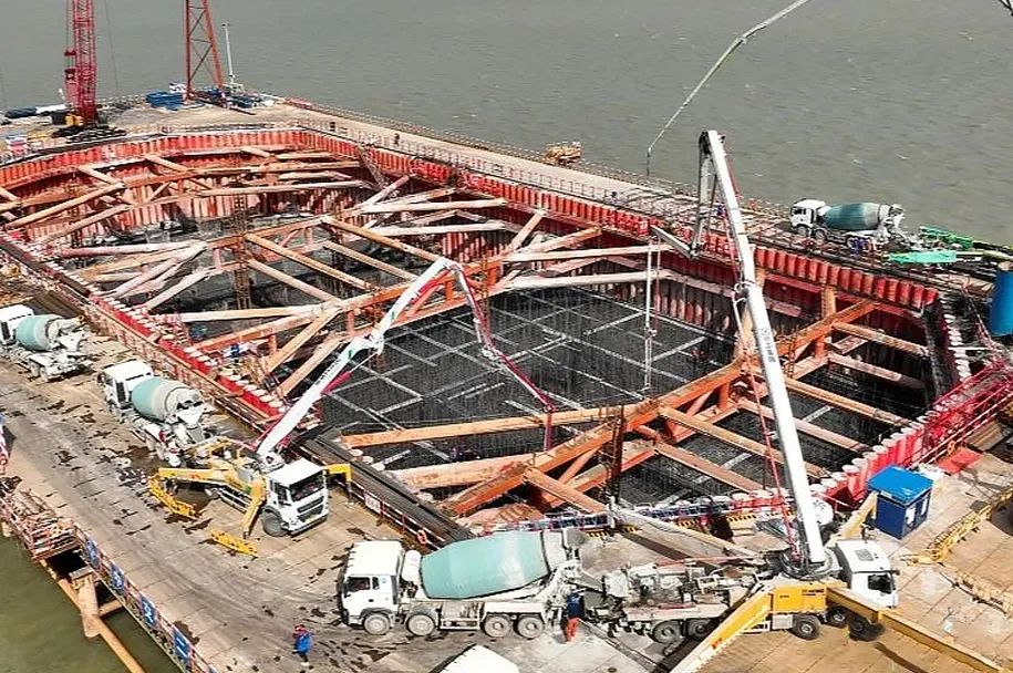 壹定发泵车再筑“天下之最”张靖皋长江大桥！