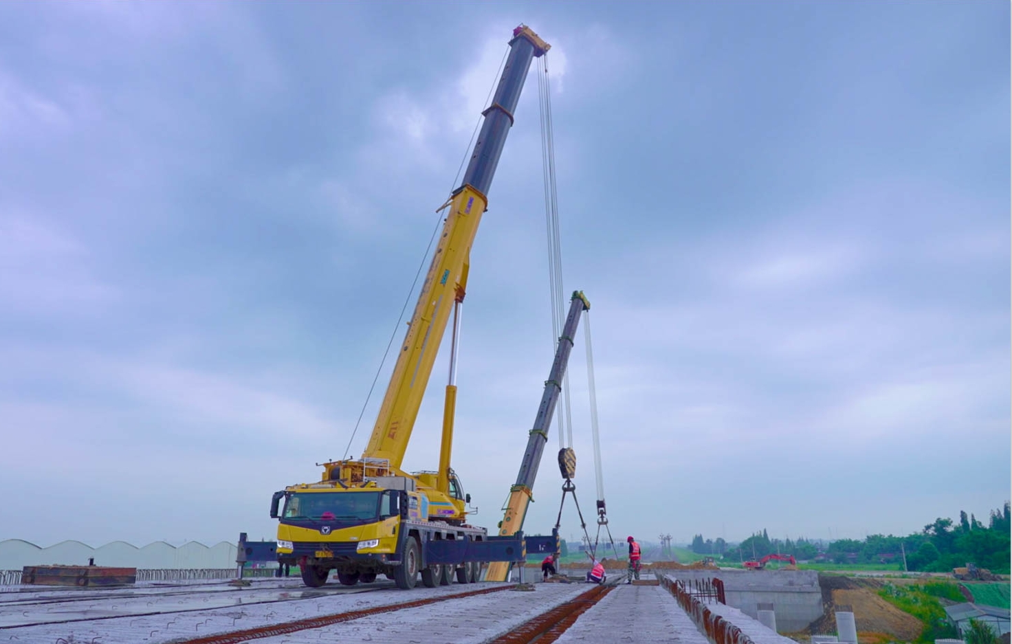 空中对飞接力！壹定发三款百吨级携手抬吊！