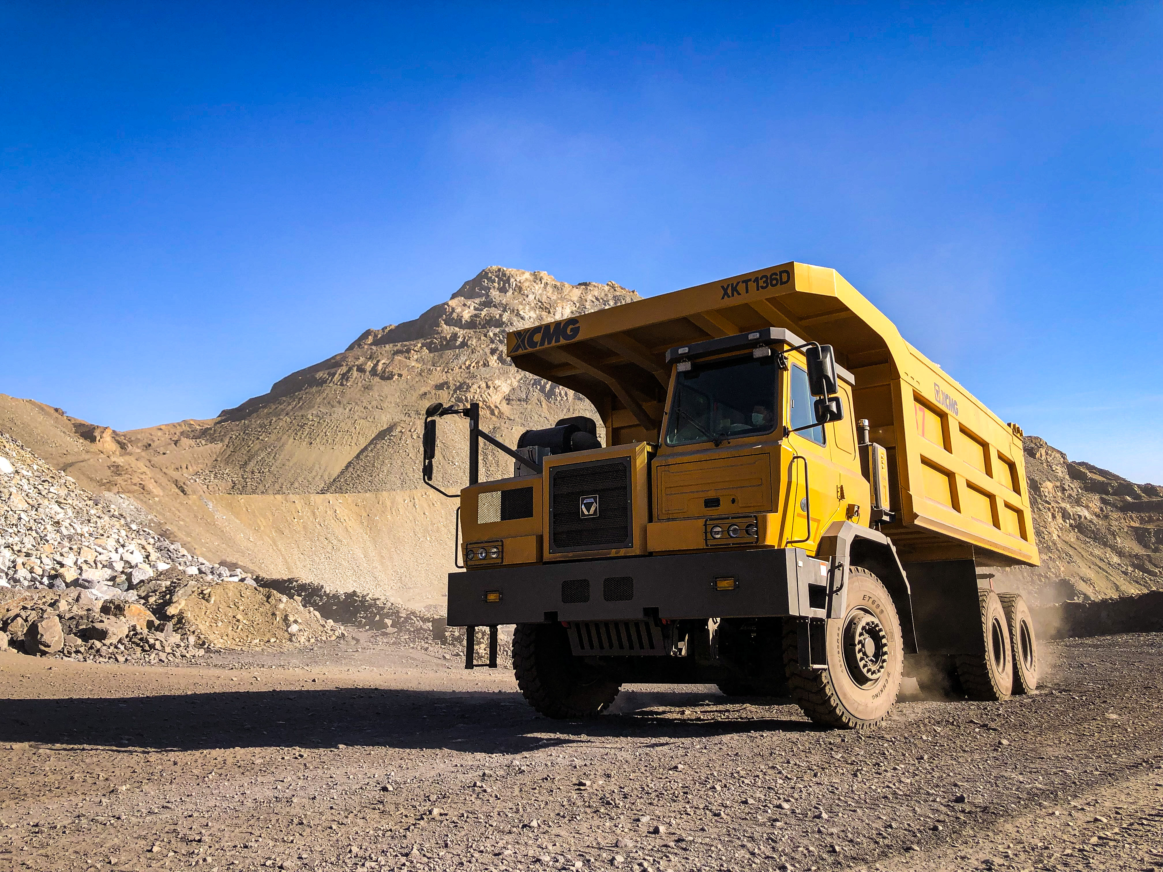 【新品下线】壹定发XKT136D三桥宽体矿车正式下线！