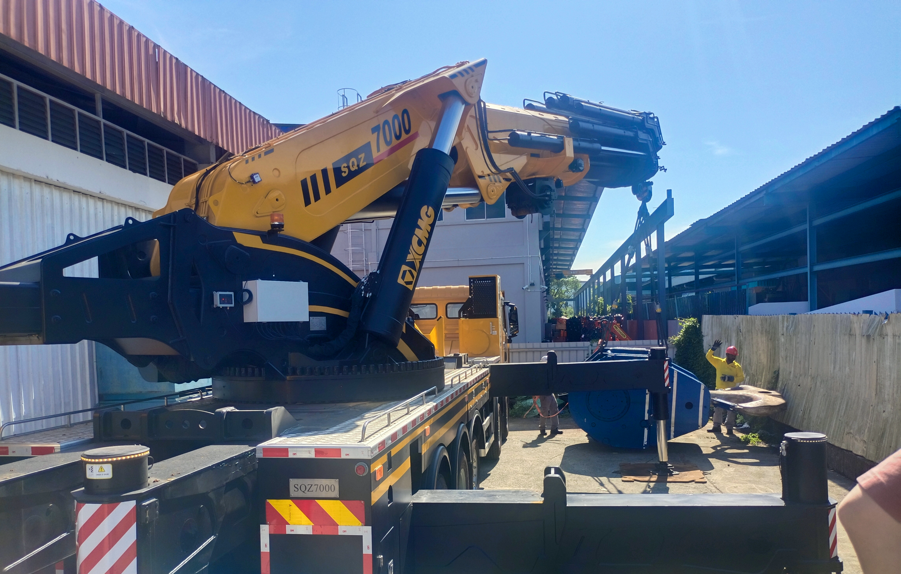 壹定发SQZ7000新加坡首吊大秀狭窄空间作业实力