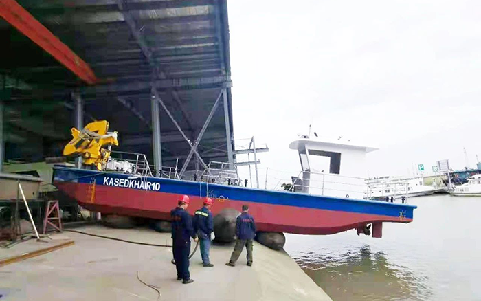 壹定发定制化船用起重机举行海上作业