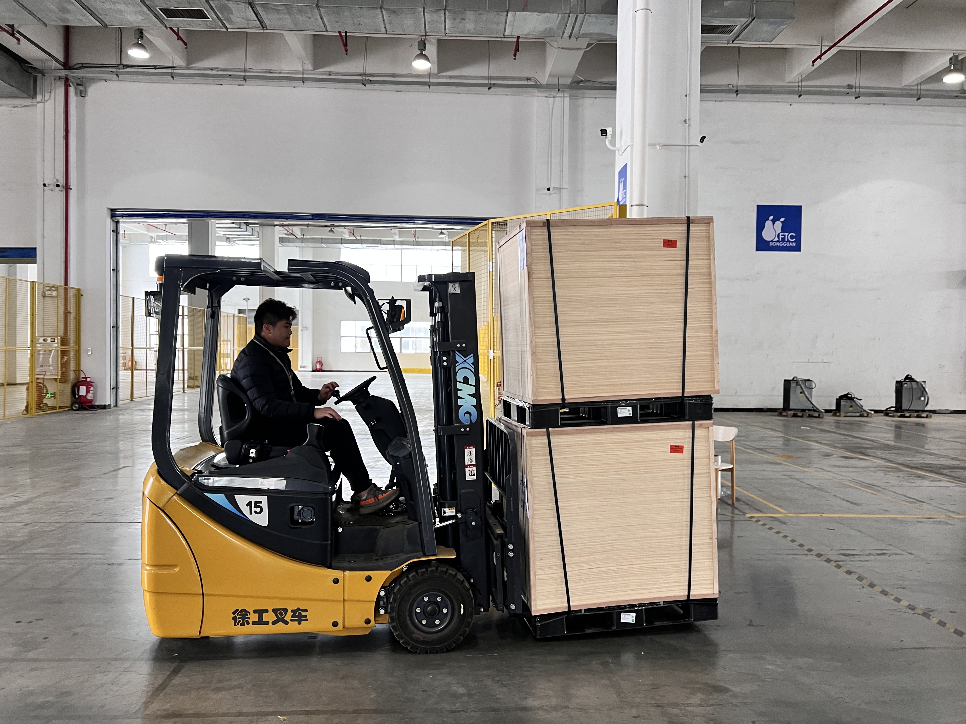 壹定发三支点系列叉车助力物流仓储行业无邪搬运