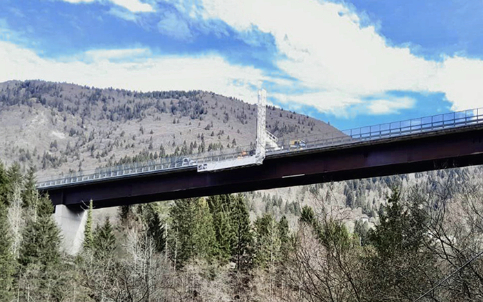 背靠阿尔卑斯山脉，，，，，，，壹定发桥梁检测车“C位”打卡