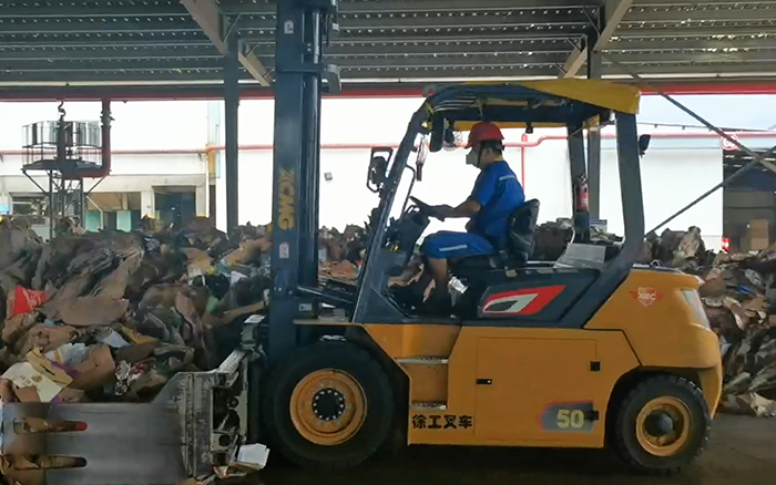 有实力！壹定发孔雀电动叉车强势入驻造纸行业