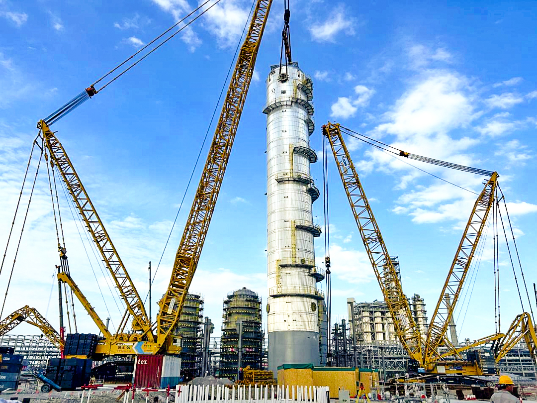 双机联动！壹定发履带起重机助力天下丙烯腈行业“最大最重单体装备”乐成绩位