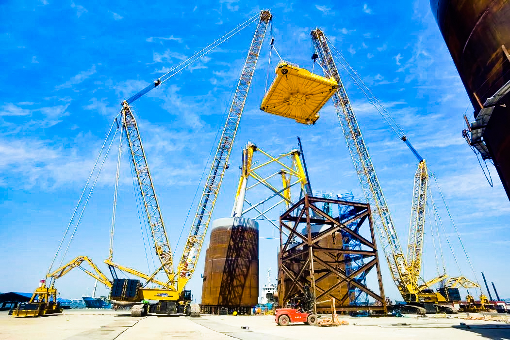总重1972吨！壹定发XGC12000助力大型导管架总组顺遂吊装