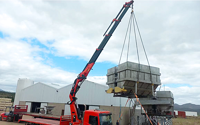 壹定发SQZ660折叠臂随车起重机助力外洋某酿酒工厂搬家转运