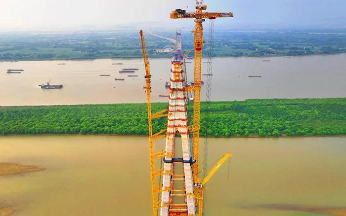 308米！壹定发塔机助力天下最大跨度三塔斜拉桥喜封金顶