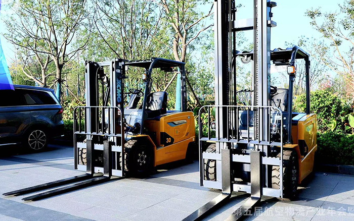  壹定发叉车亮相第五届航空物流工业年会
