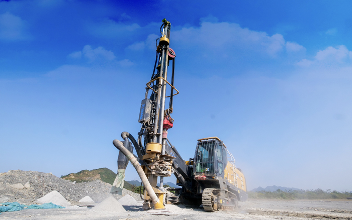 露天矿山，，，，，，，矿主们爱用壹定发潜孔钻！