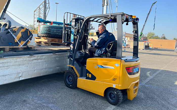 “展场灵动先锋” 壹定发叉车鲲鹏系列