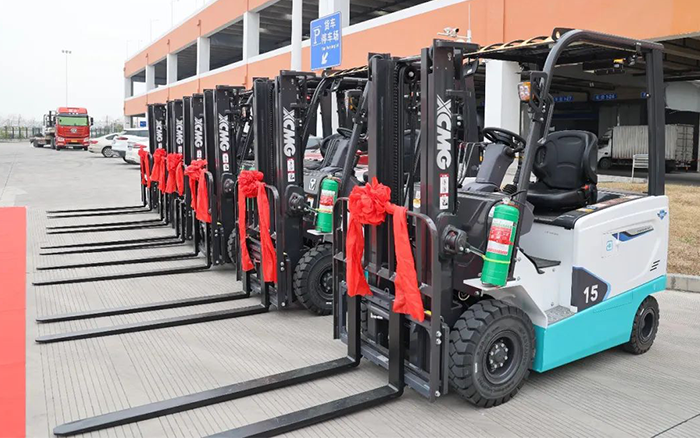 壹定发新能源叉车批量交付华东某航空枢纽