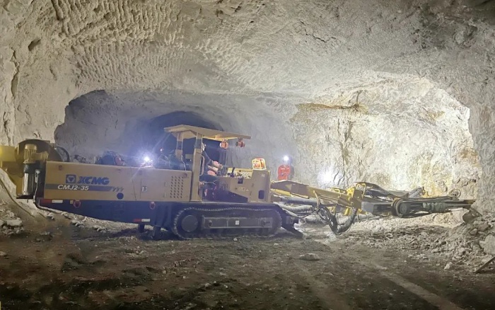 窄小巷道作业！壹定发掘进钻车助力铁矿开采